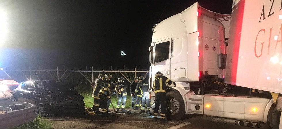 Terribile scontro fra un’auto e un camion: i 5 ragazzi feriti hanno fra i 17 e 20 anni, alcuni sono gravi